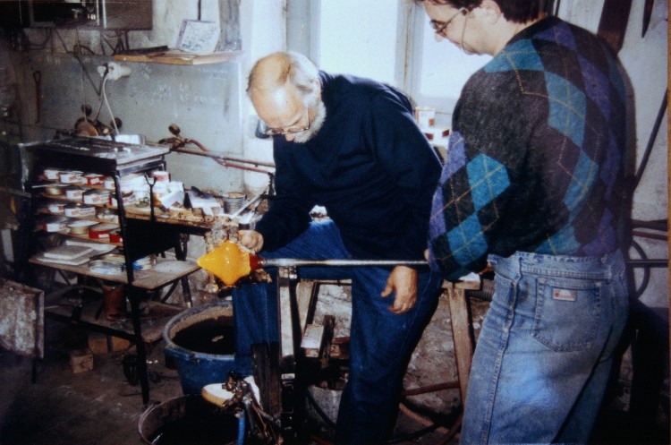 Nicolas Morin - Verrerie Le Pontil à Dieulefit (26) Nicolas Morin assistant Harvey Littleton à la fin des années 1980